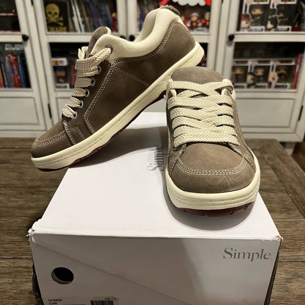 Simple skateboard shoes